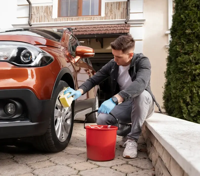 Lavage auto à domicile Brussieu : professionnel intervenant sur un véhicule